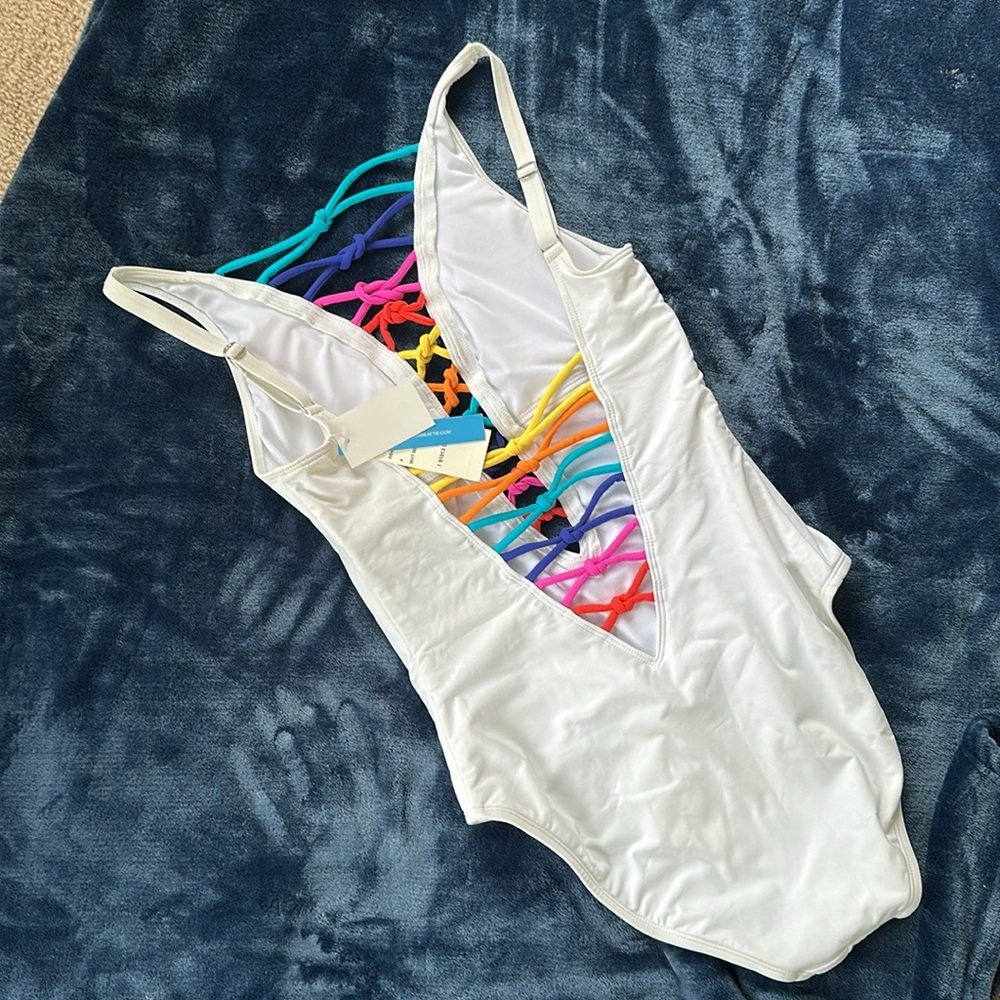 White Bleu Rod Beattie one piece with color tie accents - Picture 2 of 11